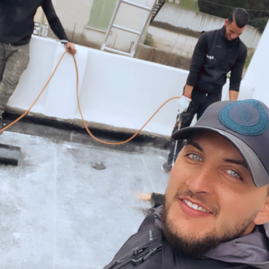 Équipe de couvreurs professionnels Couvrello